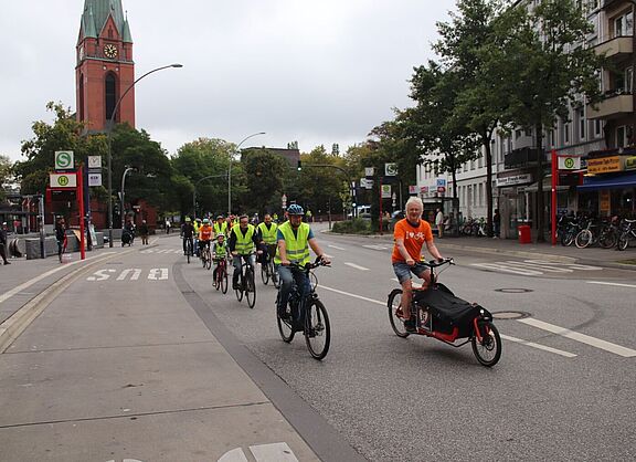 Fahrraddemo für Tempo 30 auf der Heimfelder Straße 