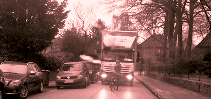 Fahrrad und Lkw Oesterleystraße, Richtung Ortskern Blankenese: Auch Verkehrsteilnehmer*innen, die sich in dieser schmalen Straße begegnen, müssen gegenseitige Rücksichtnahme zeigen. Der Lkw-Fahrer aber fuhr in die auf seiner Seite zugeparkte Engstelle – offenbar in dem Glauben oder sogar der Gewissheit, entgegenkommende Radfahrer*innen würden, wie sonst auch, auf ihre Vorfahrt verzichten. An diesem Tag hatte er sich allerdings getäuscht.